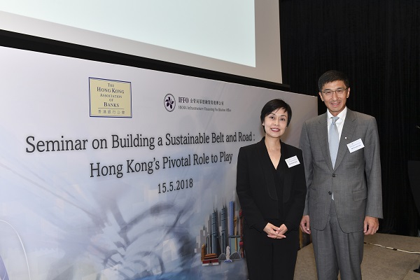 [金管局IFFO与银行公会今天联合举办研讨会探讨香港在建设可持续发展「一带一路」所担当的关键角色。图为金管局助理总裁（外事）兼IFFO副主任李永诚先生（右）与香港银行公会主席兼滙丰香港区行政总裁施颖茵女士 （左）。]