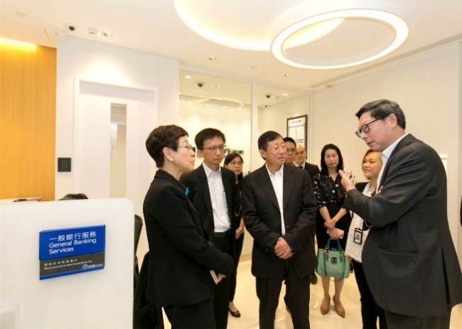 中国建设银行行长江先周先生向金管局总裁陈德霖先生介绍分行服务、目标客户群及未来发展方向。